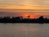 Orangerot leuchtet der Abendhimmel über einer fernen Bergspitze - Kambodscha